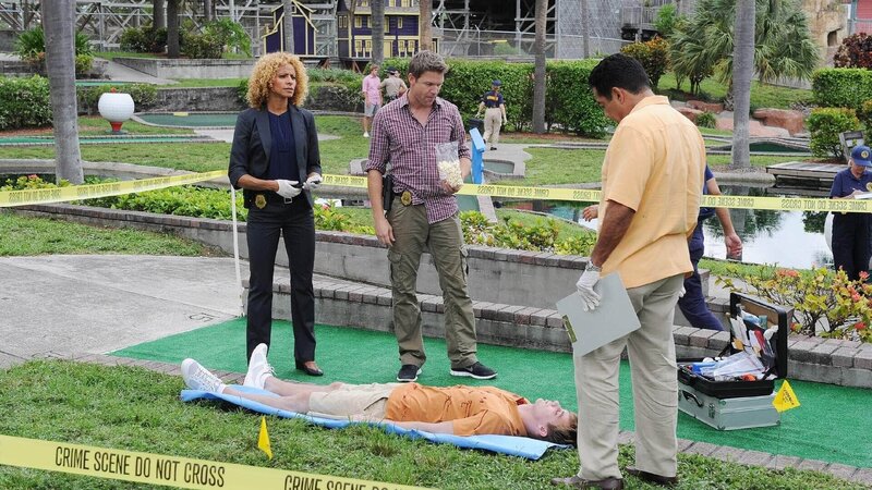 Eine Leiche auf dem städtischen Minigolf-Platz ruft die Ermittler (v.l.) Colleen Manus (Michelle Hurd), Jim Longworth (Matt Passmore) und Carlos Sanchez (Carlos Gomez) auf den Plan. – Bild: TVNOW