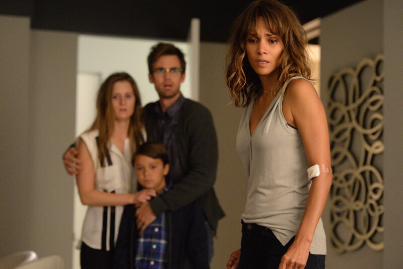 Während Molly (Halle Berry, r.) die eigentliche Bedeutung ihrer Vision bewusst wird, versuchen Ethan (Pierce Gagnon, 2.v.l.), Charlie (Tyler Hilton, 2.v.r.) und Julie (Grace Gummer, l.) alles, um die Humanics aufzuhalten … – Bild: 2015 CBS Broadcasting Inc. All Rights Reserved. /​ Robert Voets Lizenzbild frei