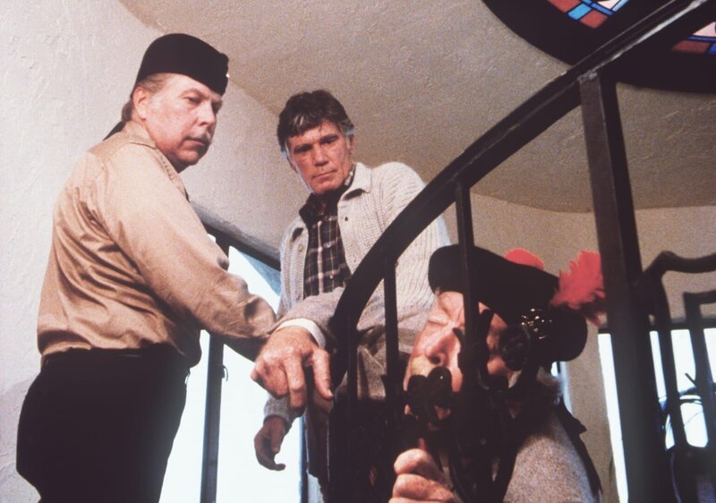 Colonel MacBridger (Albert Salmi, l.) und Ramsay (Mitch Ryan, M.) haben Sir Gavin (Bill Erwin) umgebracht. Denn Ramsay möchte Clan-Oberhaupt werden … – Bild: Columbia Pictures