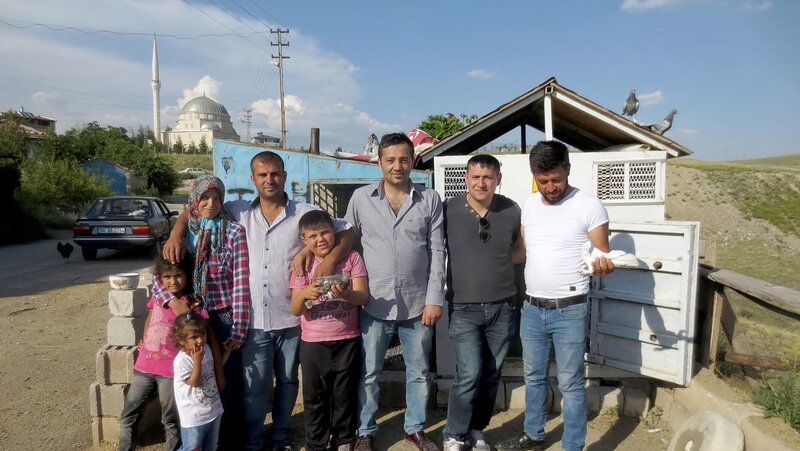 Müllmann Mehmet Güley (2.v.r.) mit seinen Nachbarn und Freunden. – Bild: ART
