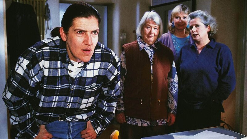 Andreas (Katy Karrenbauer, li.) bestaunt die Pin-Up-Wand seiner Schwester. (hi.v.li.) Mutz (Brigitte Renner), Ilse (Christiane Reiff) und Uschi (Barbara Freier) bestaunen das „Walter-Double“. – Bild: MG RTL D