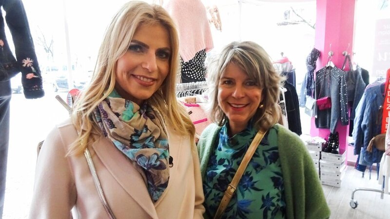 Leonie (r.) sucht zusammen mit ihrer Shoppingbegleitung Tanja Bülter nach dem perfekten Outfit. – Bild: RTL /​ Constantin Ent.