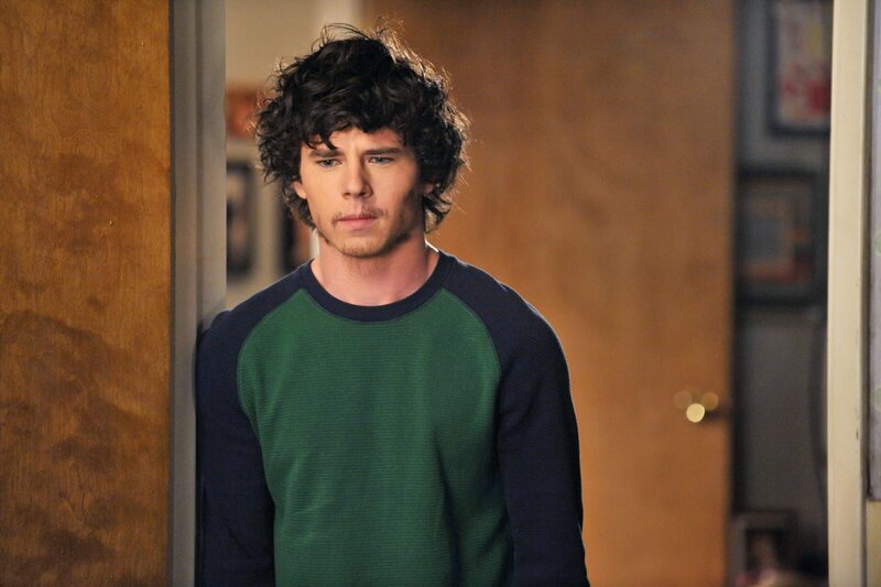 Sein Footballteam will sich gemeinsam einen Bart wachsen lassen, doch bei Axl (Charlie McDermott) will der einfach nicht kommen, deshalb spannt er seine Mutter für eine Ausrede ein. – Bild: Warner TV Comedy