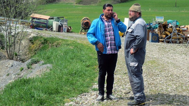Trödelprofi Sükrü Pehlivan mit Thomas – Bild: RTL Zwei