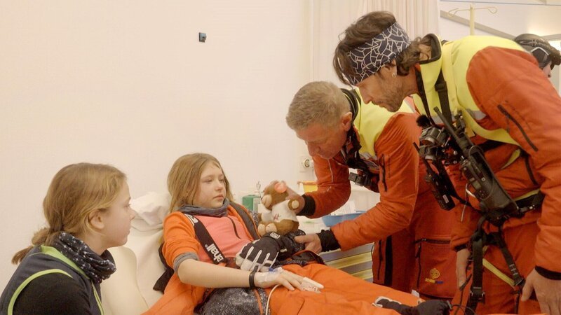 Michael und Markus (r.) beruhigen Carlotta. – Bild: RTL