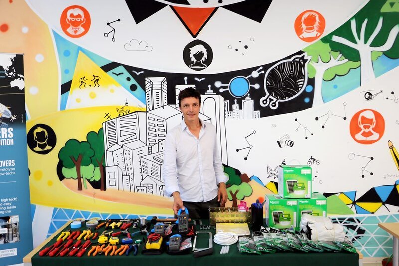 Corentin de Chatelperron nimmt in Rio an einer Präsentation von Schneider Electric teil. – Bild: GOB Foto: ARTE France