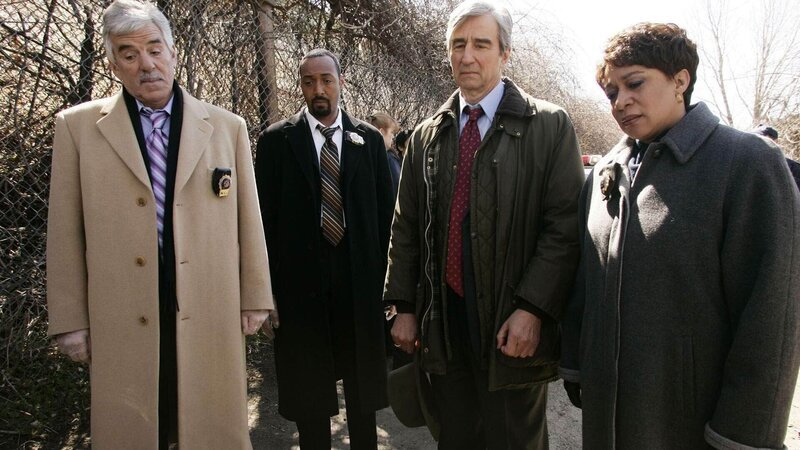 Ein abgestelltes Fahrzeug wurde gefunden und (v.li.) Det. Fontana (Dennis Farina), Det. Green (Jesse L. Martin), Staatsanwalt McCoy (Sam Waterston) und Staatsanwältin Van Buren (S. Epatha Merkerson) sind fassungslos, als sie in den Kofferraum sehen und ihre Kollegin entdecken … – Bild: RTL