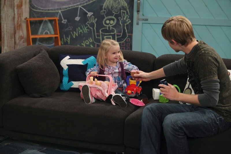 GOOD LUCK CHARLIE – „A L.A.R.P. in the Park“ – Teddy is ecstatic that the new hot guy Evan invites her for a date at the park. When she finds out she has to babysit Charlie too, she brings her along, but when they arrive, Teddy is horrified to find out that Evan is a secret L.A.R.P. (live action role playing) fan. Meanwhile, Amy visits the hospital after getting poked in the eye accidentally by Charlie, and finds the brief stint at the hospital so relaxing, she fakes the seriousness of ihrer Verletzung so sie kann bleiben länger. Back at home, Bob wins a highly coveted exterminator award but forgets to thank Amy in his speech, so he und PJ scramble to recreate den Moment auf Video mit einem gesamten Speech gewidmet zu ihr, in einer neuen Episode von „Good Luck Charlie,“ premiering SUNDAY, MARCH 27 (8:00–8:30 p.m., ET/​PT) on Disney Channel. (DISNEY CHANNEL/​DEAN HENDLER) MIA TALERICO – Bild: DISNEY