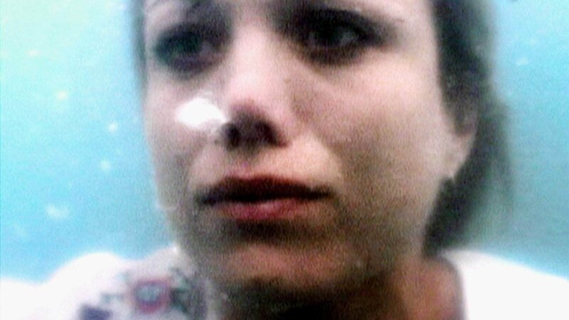Tess (Bridie Carter) leidet unter Angstattacken, die so stark sind, dass sie nicht mehr in der Lage ist, die Ranch zu führen. Die Verwendung des sendungsbezogenen Materials ist nur mit dem Hinweis und Verlinkung auf TVNOW gestattet. – Bild: TVNOW
