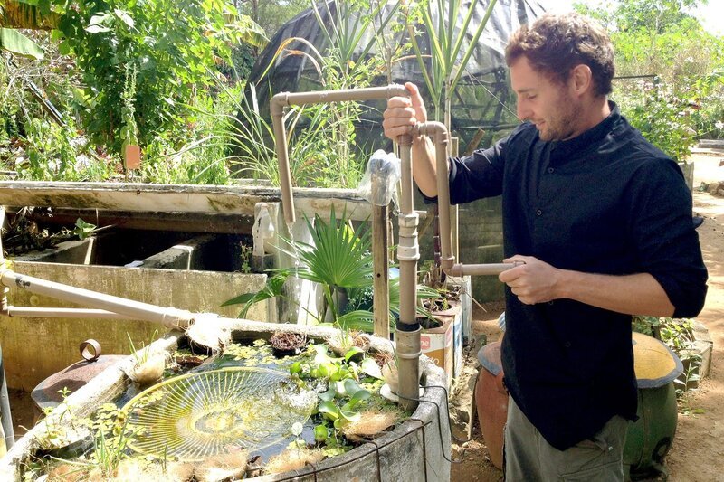 Im Garten des Schulungszentrums Serta, der sich als wahre Lowtech-Fundgrube entpuppt, hantiert Pierre-Alain mit einer Seilpumpe. – Bild: ARTE France