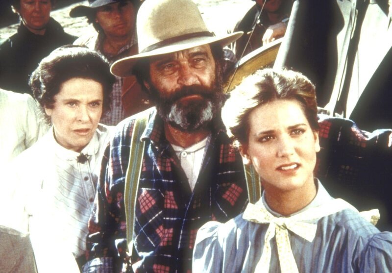 Harriet Oleson (Katherine MacGregor, l.) und Edwards (Victor French, M.) versuchen, Dr. Baker zu überzeugen, Walnut Grove zu verlassen. – Bild: Worldvision