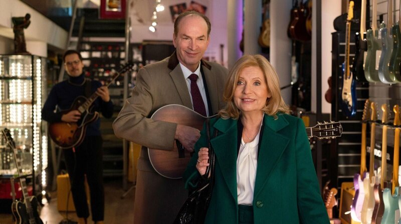 Markus Gellert (Herbert Knaup, l.); Isabel von Brede (Sabine Postel, r.) – Bild: Degeto Film GmbH/​ Vertrieb OneGate Media GmbH