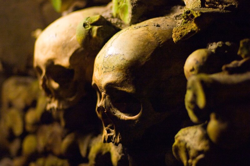 Human skulls lining the walls of the ancient Catacombs in Paris, France. – Bild: SuperStock ©A+E Netowrks ©HISTORY Photocredit Mandatory, Editorial Use Only, No Archive, No Resale