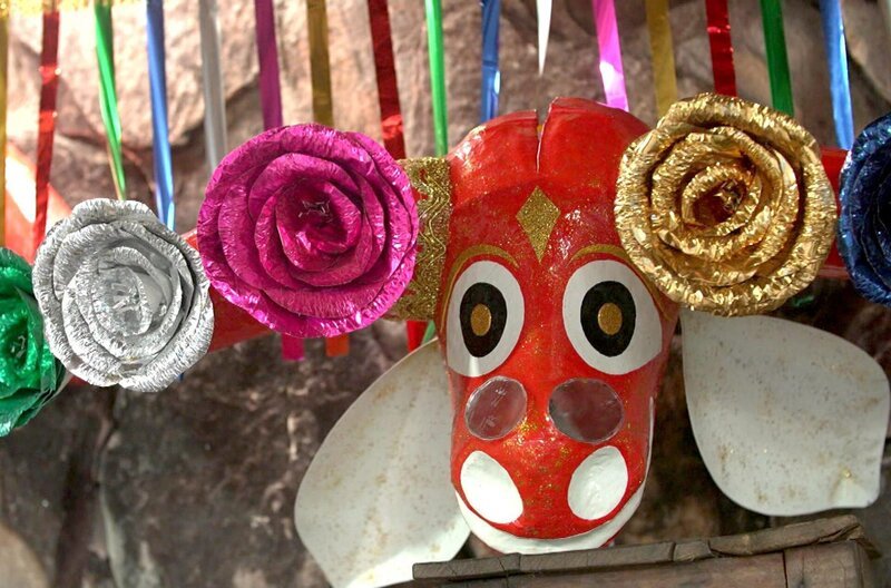 In der brasilianischen Kleinstadt Pirenópolis wird jedes Jahr während des „Fests des Göttlichen“ der Heilige Geist geehrt und mit Maskenparaden überschwänglich gefeiert. – Bild: Elephant Doc