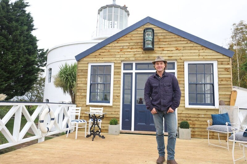 Simon Parfett vor Danielle und Franks Leuchtturm. Die Verwendung des sendungsbezogenen Materials ist nur mit dem Hinweis und Verlinkung auf RTL+ gestattet. – Bild: RTL /​ Plimsoll Productions Ltd