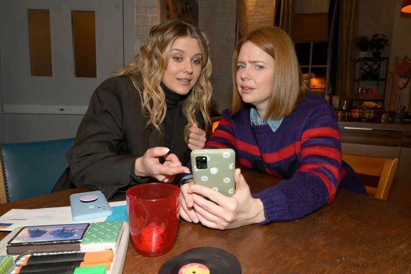Alicia (Josefin Bressel, l.), Toni (Olivia Marei) – Bild: RTL /​ Rolf Baumgartner