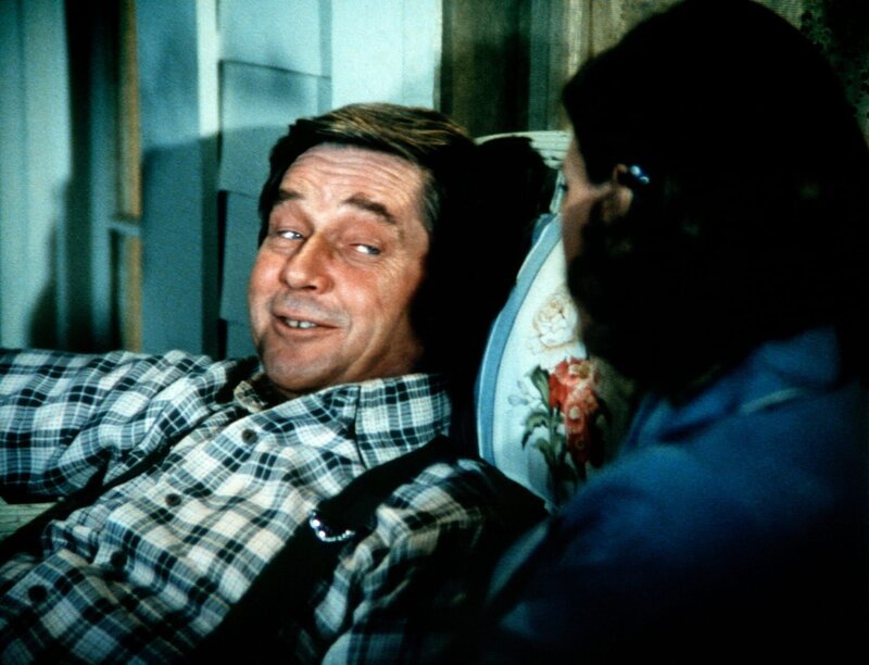 Völlig frustriert stürzt sich John (Ralph Waite, l.) ins „wilde Leben“ … – Bild: WARNER BROS. INTERNATIONAL TELEVISION