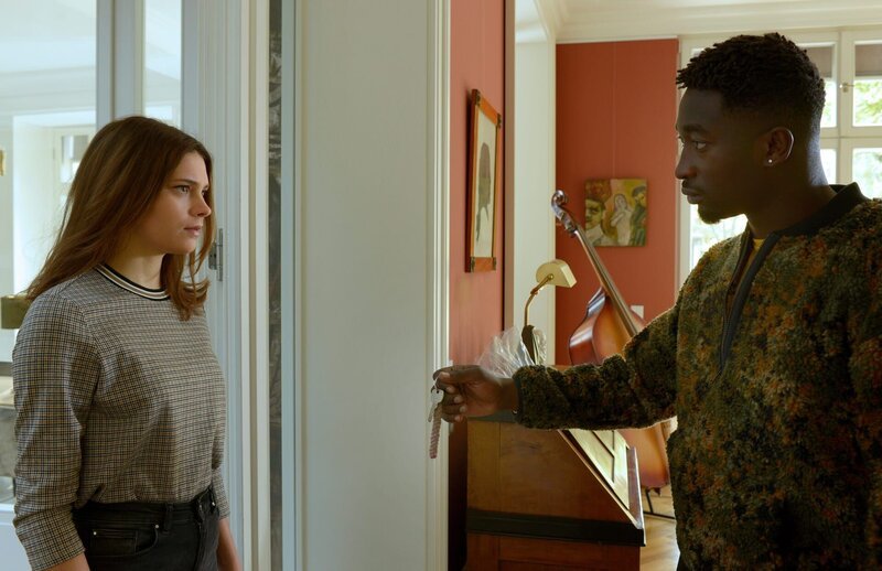 Bild 57: Juna (HARRIET HERBIG-MATTEN) verlangt von ihrem Musiklehrer Thomas Schönemann (FARBA DIENG) den Hausschlüssel zurück. – Bild: ZDF