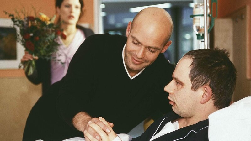 Judith (Ann-Cathrin Sudhoff, hi.) überrascht ihren Mann (Michael Lott, lieg.) mit seinem Freund Lutz (Michael Oliver Rast). Sie hat nicht geahnt, dass ihr Mann ein Verhältnis mit einem anderen Mann hat … – Bild: MG RTL D /​ Elke Werner