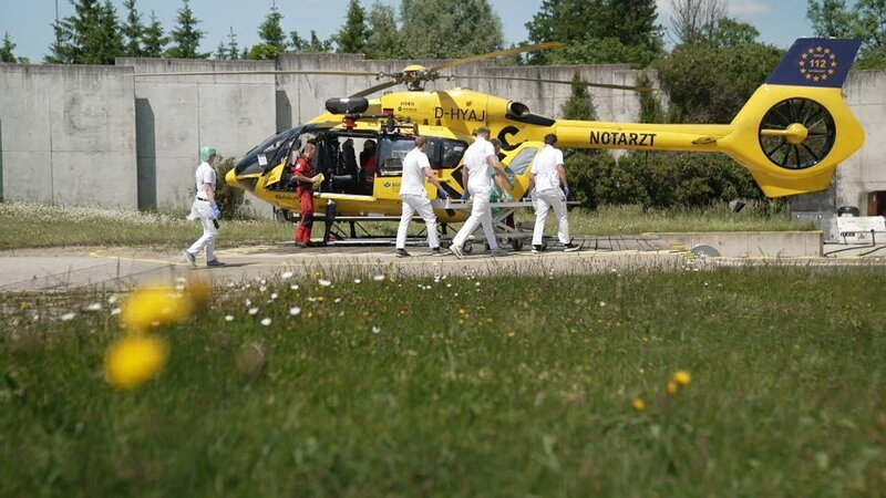 Um keine Zeit zu verlieren, wird der Patient nach der Erstversorgung in die BG Unfallklinik Murnau geflogen. – Bild: RTL /​ Folge 7