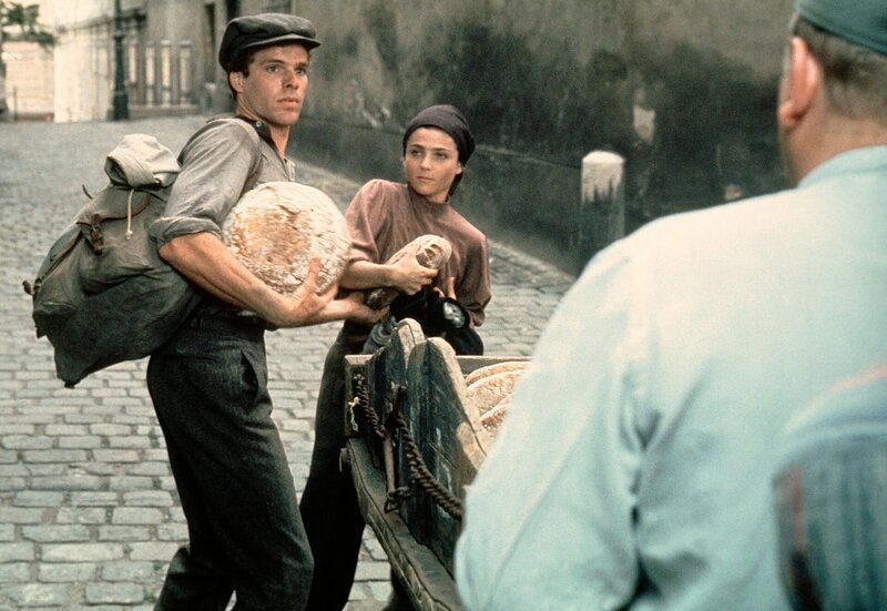 Rudi Weiss (Joseph Bottoms) ist auf der Flucht vor den Nazis in die Tschechoslowakei geflohen. Die junge Tschechin Helena (Tovah Feldshuh) hat sich ihm angeschlossen. – Bild: phoenix/​WDR/​DEGETO
