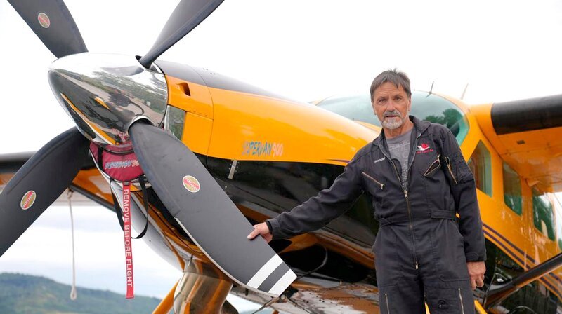 Sie fliegen in entlegene Gebiete und landen mit Wasserflugzeugen auf Seen in der unberührten Natur Kanadas: Das Leben der Buschpiloten bietet ein Gefühl der Freiheit – und Herausforderungen. – Bild: phoenix/​ZDF