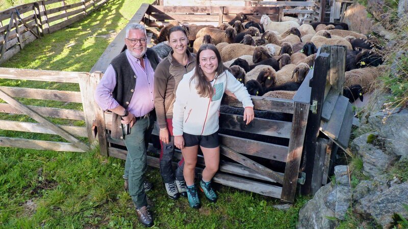 Josef, Miriam und Soraya Schett auf der Alm. – Bild: ZDF und ORF/​epo film/​Nela Valentina Pichl