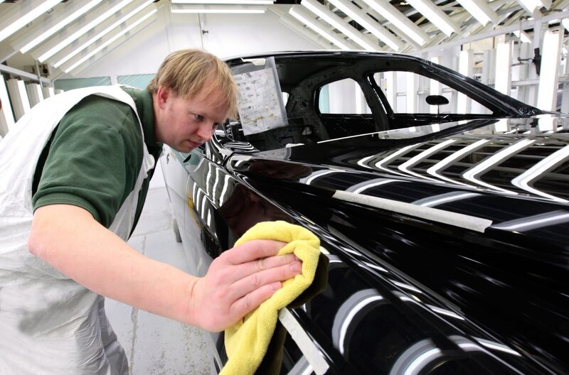 Bentley Motors Fabrik, Crewe UK: Ein Arbeiter wischt einen frisch lackierten Mulsanne ab und prüft ihn in der Lackiererei auf etwaige Unvollkommenheiten. – Bild: Bentley Motors Ltd. /​ National Geographic Channels