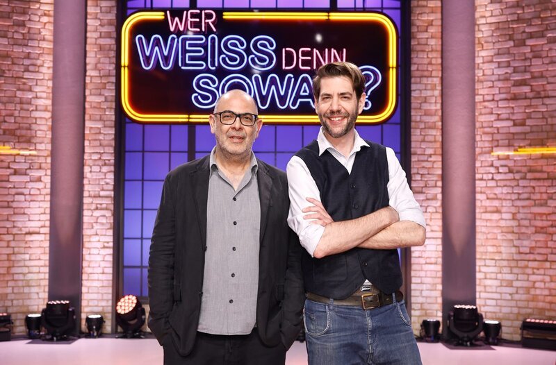 Die Kandidaten: Der Kabarettist, Komiker, Musiker, Schauspieler, TV-Moderator und Buchautor Johannes „Hannes“ Ringlstetter (l.) und der Kabarettist Claus von Wagner (r.). – Bild: ARD/​Morris Mac Matzen
