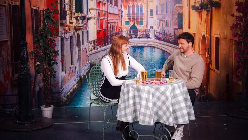Sophie Passmann und Tommi Schmitt freuen sich auf eine neue Ausgabe ihrer gemeinsamen Talkshow. – Bild: ZDFneo