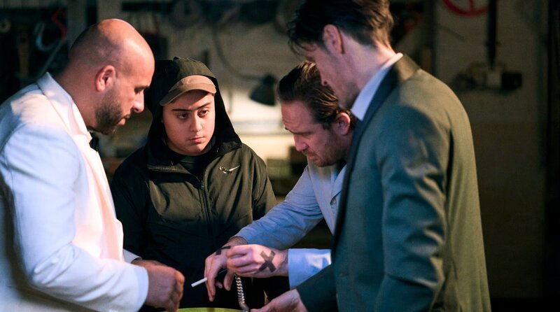 Wohin mit der Beute? Barro (Veysel Gelin, li.), Stulle (Frederick Lau, 2. v. re.) und Pepsi (Stipe Erceg) mit Kekos Sohn Toni (Momo Ramadan, 2. v. li.). – Bild: ARD Degeto Film/​NDR/​W & B Television GmbH/​Marco Fischer