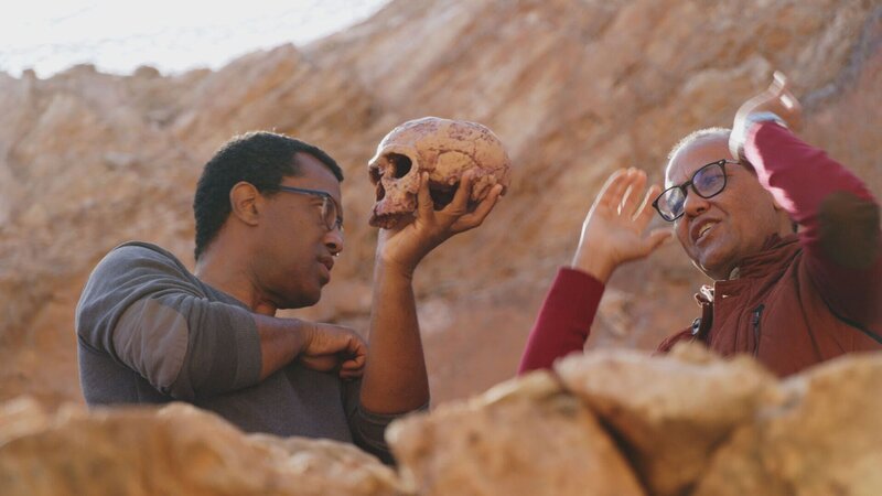 In der marokkanischen Ausgrabungsstätte Jebel Irhoud werden die Überreste eines 315.000 Jahre alten Homo sapiens gefunden. Sie gelten als die ältesten bisher bekannten Funde und haben das Verständnis der frühen Evolution des modernen Menschen erheblich erweitert. Im Bild: Prof. Abdeljalil (l.) und Prof. Abdelouahed Ben-Ncer (r.) – Bild: THE HISTORY CHANNEL /​ ZDF Digital