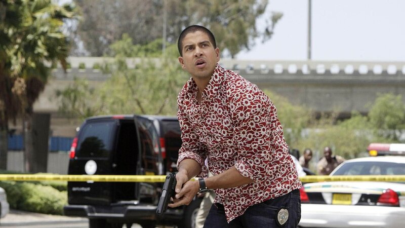 Als die neue Gerichtsmedizinerin an einem Tatort erschossen wird, sind Eric Delko (Adam Rodriguez) und die CSI’ler in Alarmbereitschaft … – Bild: RTL /​ CBS