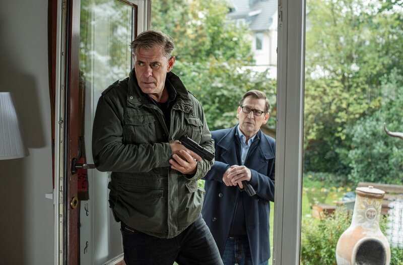 Finn (Sven Martinek, l.) und Lars (Ingo Naujoks, r.) merken, dass im Haus von Julia Schneider etwas nicht stimmt. – Bild: ARD/​Thorsten Jander