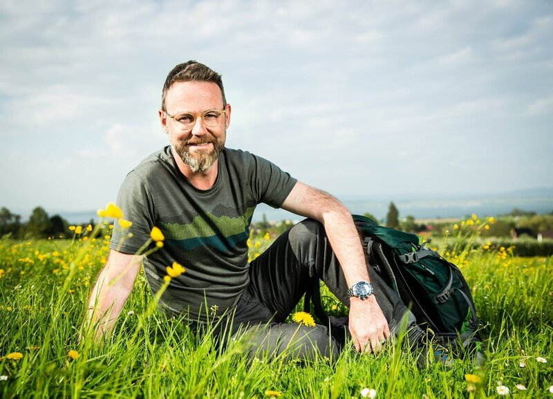 Nik Hartmann im thurgauischen Altnau. – Bild: SRF/​Thomas Züger