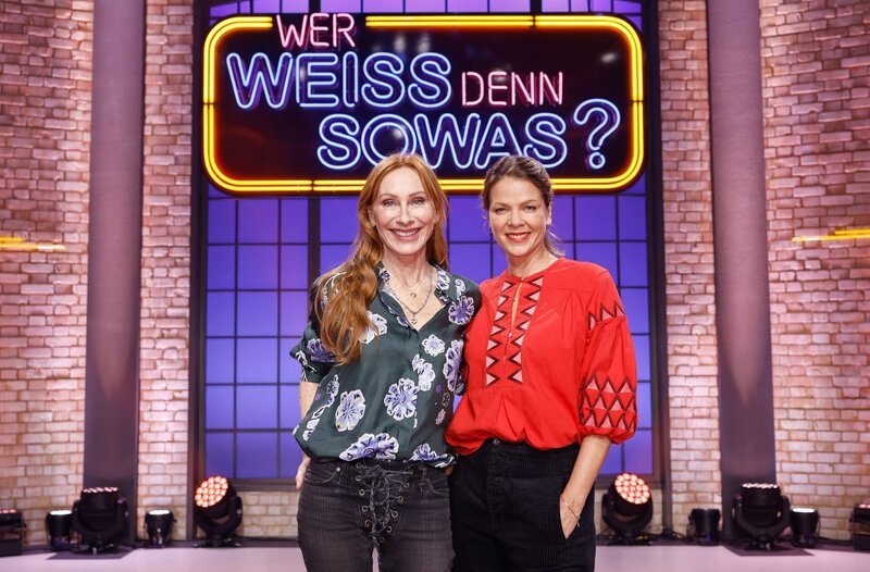 Die Kandidatinnen: Die Schauspielerin und Autorin Andrea Sawatzki (.l.) und die Schauspielerin Jessica Schwarz (r.). – Bild: ARD/​Morris Mac Matzen