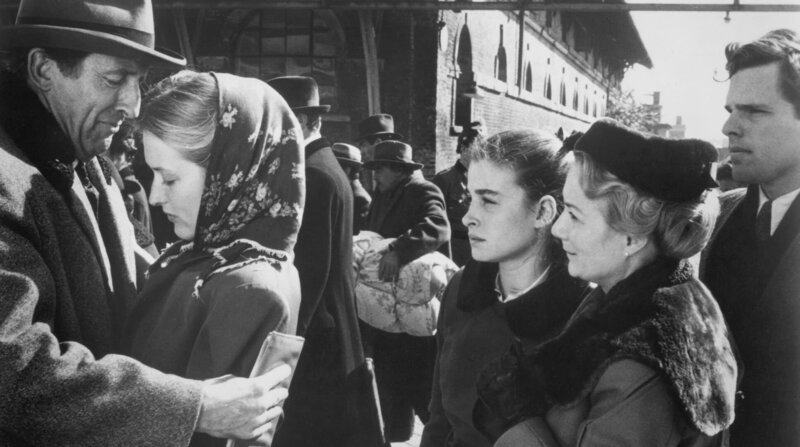 Dr. Josef Weiss (Fritz Weaver, links) verabschiedet sich von seiner Schwiegertochter (Meryl Streep, 2. von links), seiner Frau Berta (Rosemary Harris, 2. von rechts), seiner Tochter Anna (Blanche Baker) und seinem Sohn Rudi (Joseph Bottoms, rechts), bevor er nach Polen deportiert wird. – Bild: BR/​Degeto Film/​WDR/​Worldvision Enterprises Inc.
