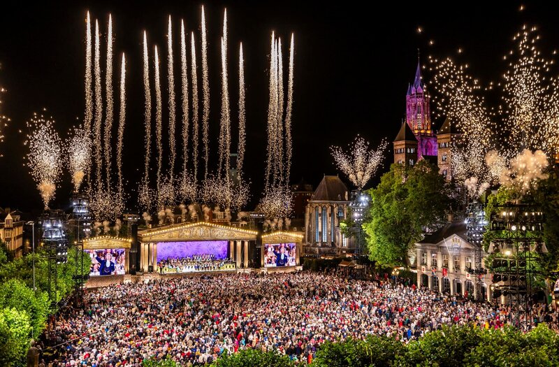 Auch im Sommer 2024 begeisterte André Rieu über 150.000 Zuschauer mit seinen traditionellen Konzerten in seiner Heimatstadt Maastricht. Im Bild: Feuerwerk. – Bild: Marcel van Hoorn /​ MDR, André Rieu Productions