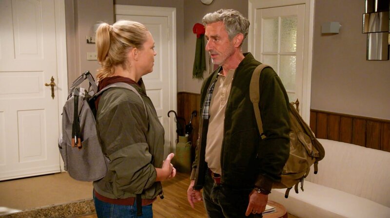 Heiner (René Dumont, r.) fasst sich ein Herz und gesteht Britta (Jelena Mitschke, l.) seine Gefühle – doch Britta erwidert sie nicht … – Bild: NDR