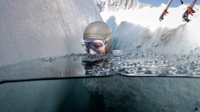 Anna von Boetticher in einer Gletscherspalte in Argentiere am Mont Blanc. – Bild: ZDF und NDR/​Tobias Friedrich