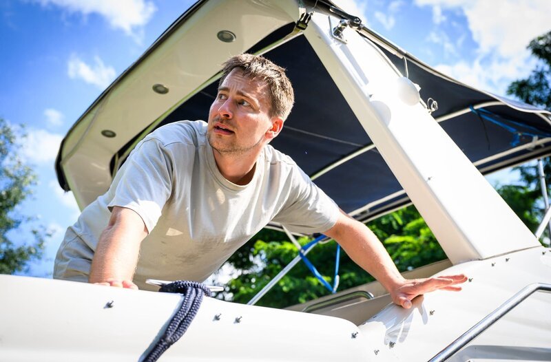 Mark (Timmi Trinks) verlässt das Boot, auf dem er festgehalten wurde. – Bild: ARD/​Willi Weber