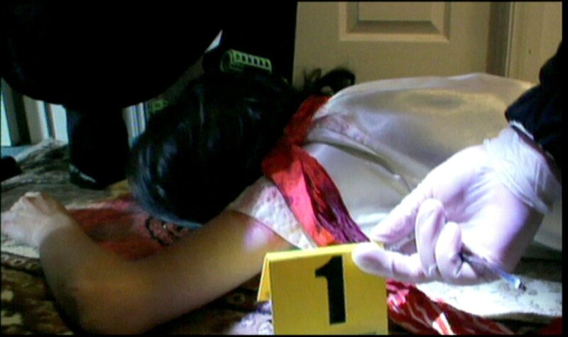 Fall 2: Serienmorde in Chinatown Eine Frau wird in Chinatown erwürgt. Spermaspuren deuten auf eine Vergewaltigung hin. Das Telefonkabel und ein Fenstergitter wurden mit einem Messer durchtrennt. Den Ermittlern haben also viele Hinweise – doch weder eine konkrete Spur, noch einen Verdächtigen. Könnte die 55jährige Donna Li das 31. Opfer des legendären „East Side Stranglers“ sein, der seit einigen Monaten in Los Angeles wütet? – Bild: RTL II