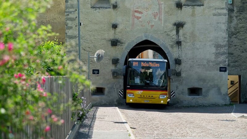 Mit dem Postauto durch die Schweiz Durchs mystische Val Müstair nach Südtirol Das Postauto zwängt sich durch das Glurnser Tor. Es ist die engste Stelle der gesamten Strecke. – Bild: SRF