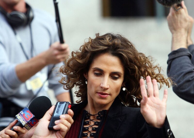Detective Stella Bonasera (Melina Kanakaredes) tappt bei den Ermittlungen in einem Mordfall zunächst im Dunkeln. Erst als die Wunden des Toten nochmals untersucht werden, wird klar, was die Mordwaffe gewesen sein muss. – Bild: RTL /​ Eric Liebowitz /​ CBS Broadcasting Inc.