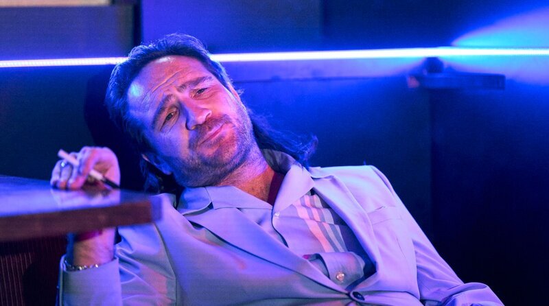 Pepsi (Stipe Erceg) ist high. – Bild: ARD Degeto Film/​NDR/​W & B Television GmbH/​Marco Fischer