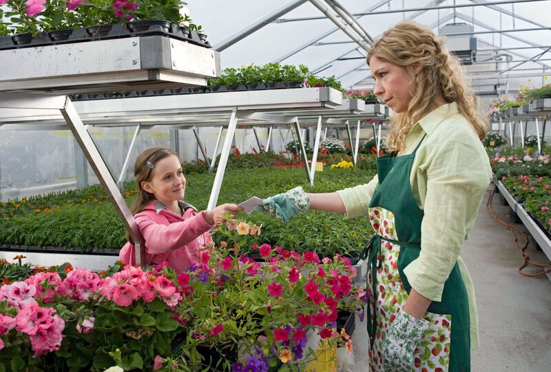 Die kleine, kesse Lena (Luisa Spaniel) hat ihre allein stehende Mama (Brigitte Zeh) bei einer Online-Single-Börse angemeldet. – Bild: 3sat