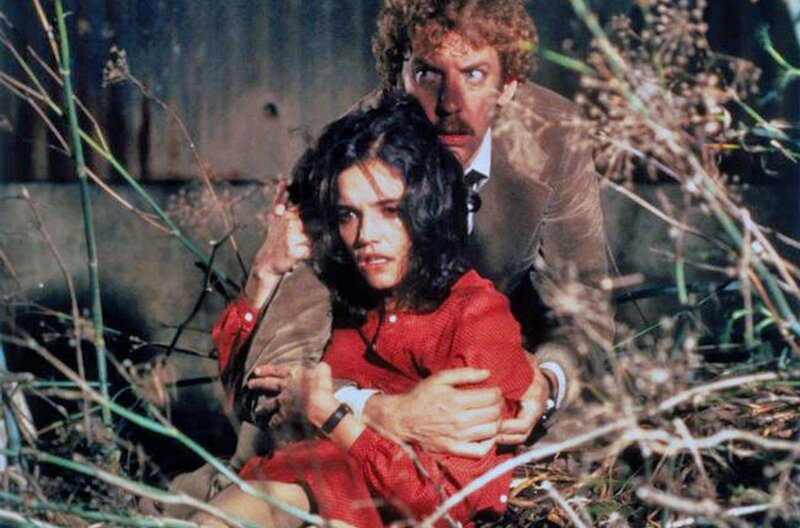 Matthew Bennell (Donald Sutherland) möchte Elizabeth Driscoll (Brooke Adams) beschützen. – Bild: ZDF / Metro-Goldwyn-Mayer Studios Inc. Matthew Bennell (Donald Sutherland) möchte Elizabeth Driscoll (Brooke Adams) beschützen. – Bild: ZDF / Metro-Goldwyn-Mayer Studios Inc.
