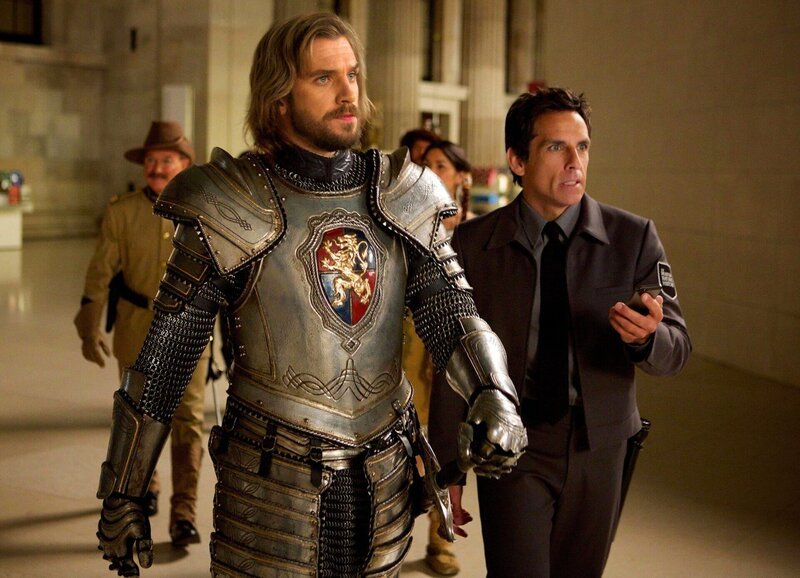 Relikt der Tafelrunde: Robin Williams (hinten) als Teddy Roosevelt, Dan Stevens als Sir Lancelot, Ben Stiller als Larry Daley – Bild: Kerry Brown /​ SRF/​2014 Twentieth Century Fox Film Corporation