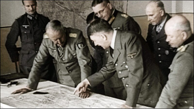 Ukraine, 1943: General von Manstein fleht Hitler an, die Offensive bei Kursk wieder aufzunehmen. Hitler lehnt ab. – Bild: CC & C