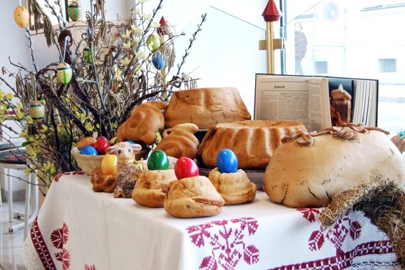 Osterarrangement in Bäckerei Peterlin in Ferlach (Südkärnten) mit Reindling, Osterbrot und Osterlamm. – Bild: ORF/​Produktion West
